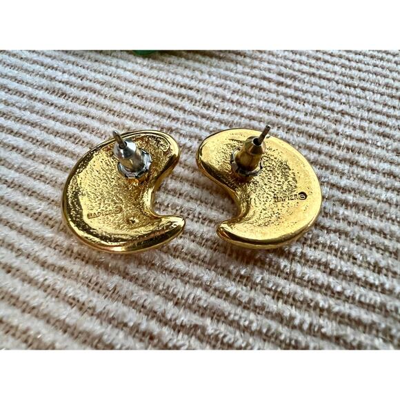 Vintage Mod White & Gold Crescent Shaped Earrings, Stud Costume Earrings - Picture 7 of 8